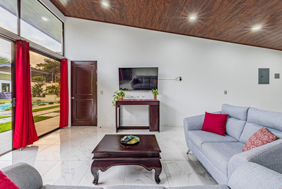 3 RENTAL CASITAS AND A 2 BEDROOM HOME MINUTES TO UVITA – 0.35 ACRES