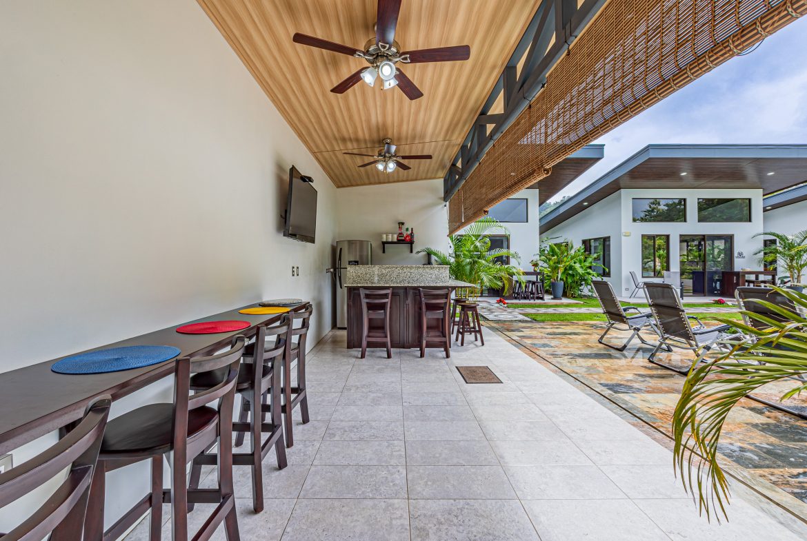 3 RENTAL CASITAS AND A 2 BEDROOM HOME MINUTES TO UVITA – 0.35 ACRES