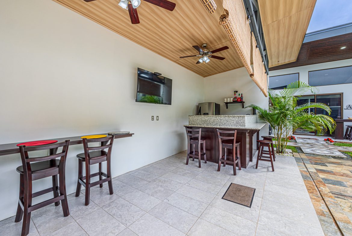 3 RENTAL CASITAS AND A 2 BEDROOM HOME MINUTES TO UVITA – 0.35 ACRES