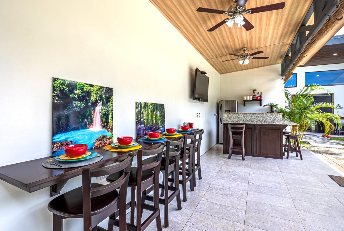3 RENTAL CASITAS AND A 2 BEDROOM HOME MINUTES TO UVITA – 0.35 ACRES