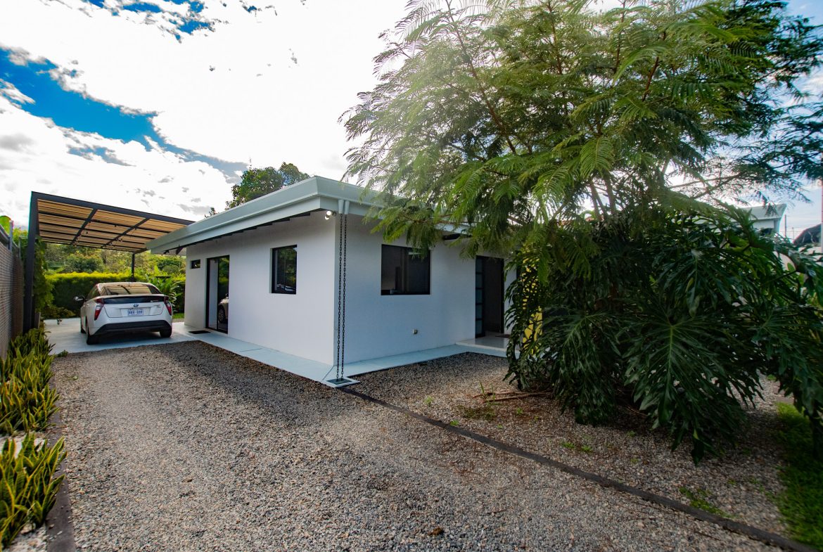 PRIME LOCATION 3 BEDROOM HOME WITH LOVELY SMALL BACKYARD & MOUNTAIN VIEW – 0.12 ACRES