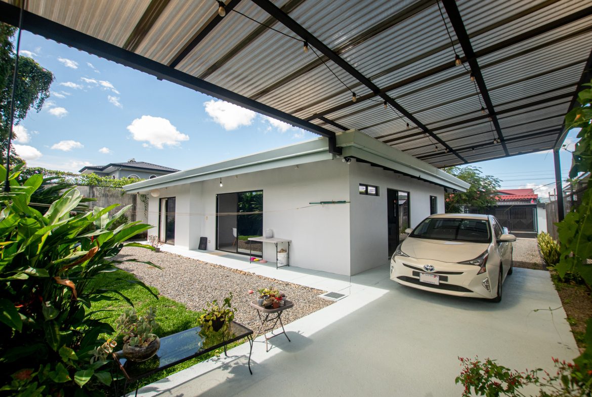 PRIME LOCATION 3 BEDROOM HOME WITH LOVELY SMALL BACKYARD & MOUNTAIN VIEW – 0.12 ACRES