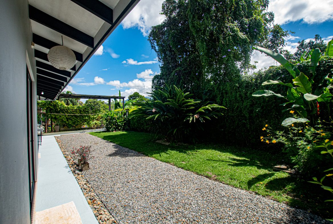 PRIME LOCATION 3 BEDROOM HOME WITH LOVELY SMALL BACKYARD & MOUNTAIN VIEW – 0.12 ACRES