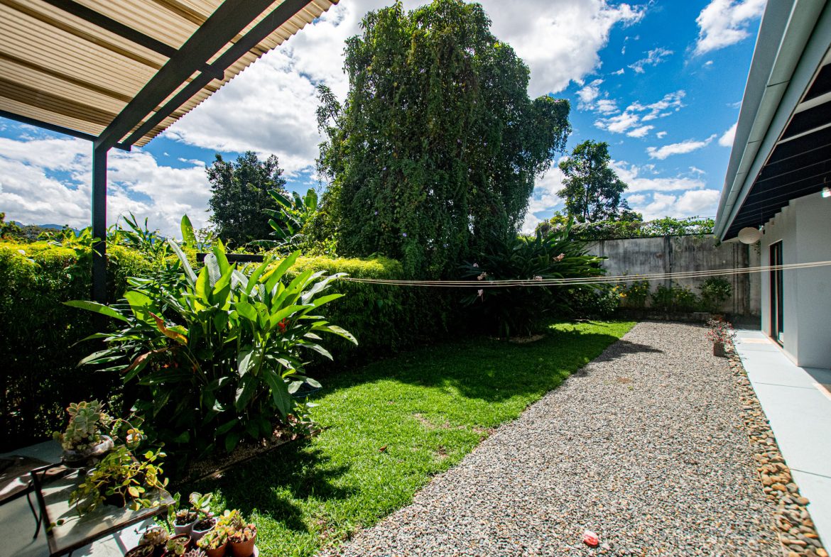 PRIME LOCATION 3 BEDROOM HOME WITH LOVELY SMALL BACKYARD & MOUNTAIN VIEW – 0.12 ACRES