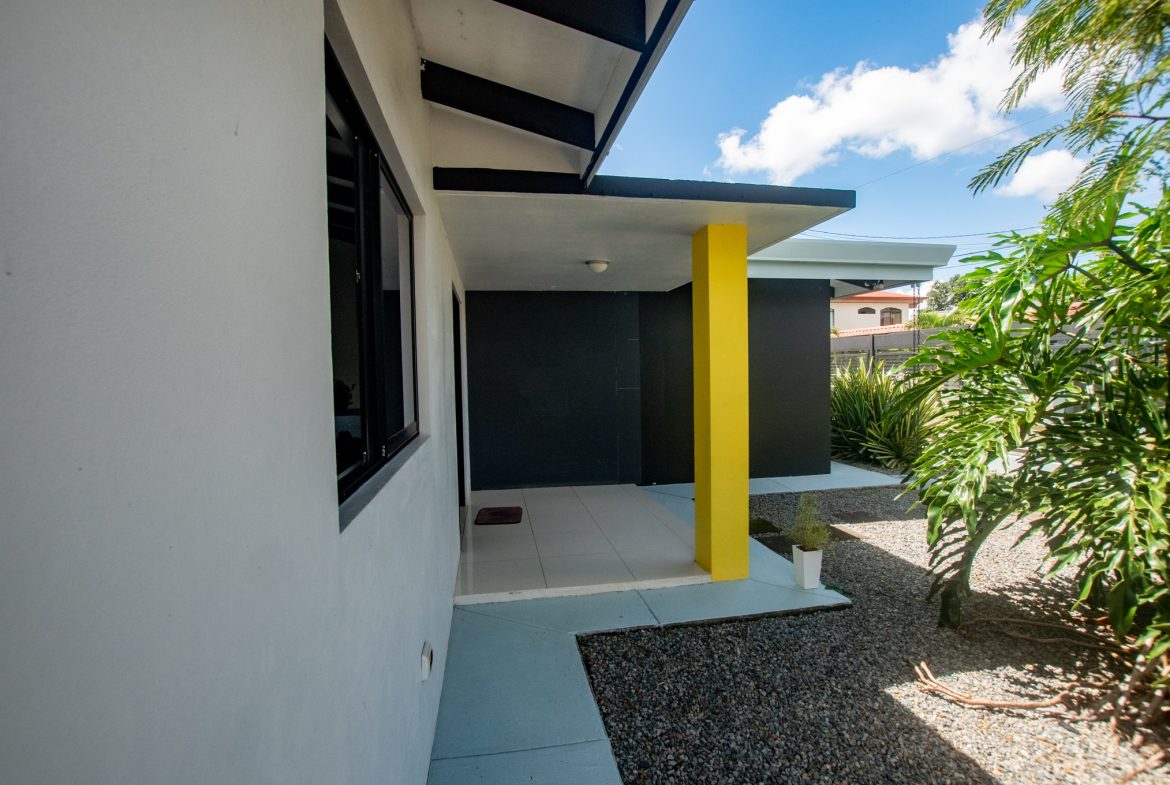 PRIME LOCATION 3 BEDROOM HOME WITH LOVELY SMALL BACKYARD & MOUNTAIN VIEW – 0.12 ACRES