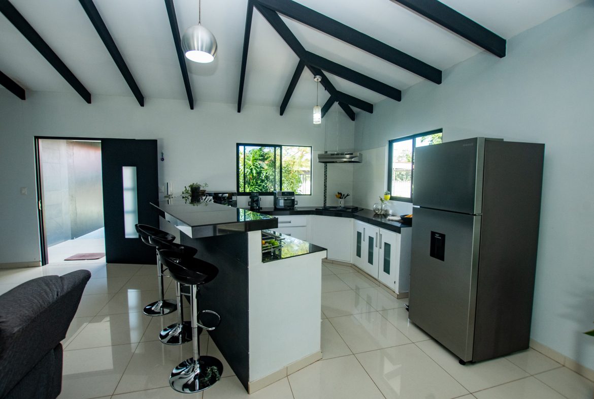 PRIME LOCATION 3 BEDROOM HOME WITH LOVELY SMALL BACKYARD & MOUNTAIN VIEW – 0.12 ACRES, Uvita, Costa Rica — photo 4