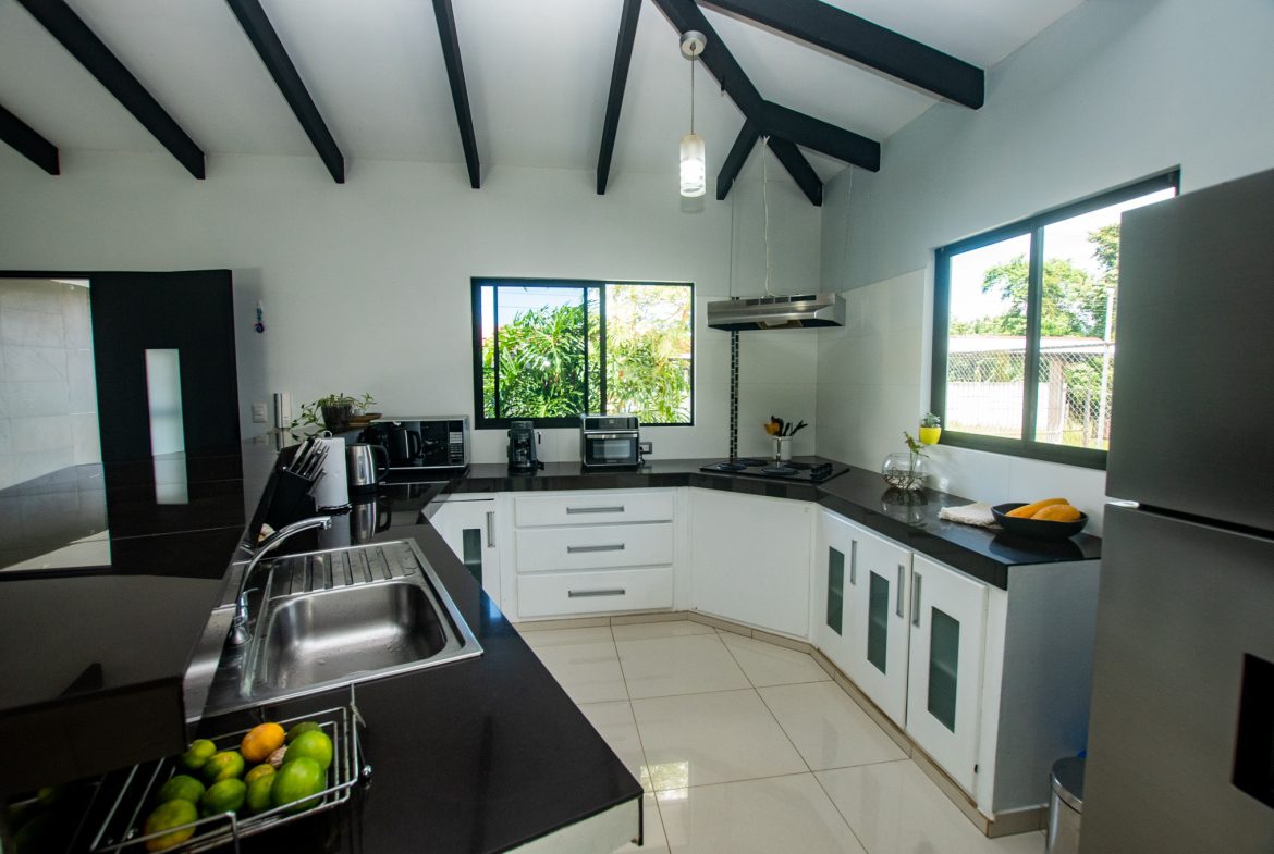 PRIME LOCATION 3 BEDROOM HOME WITH LOVELY SMALL BACKYARD & MOUNTAIN VIEW – 0.12 ACRES, Uvita, Costa Rica — photo 5