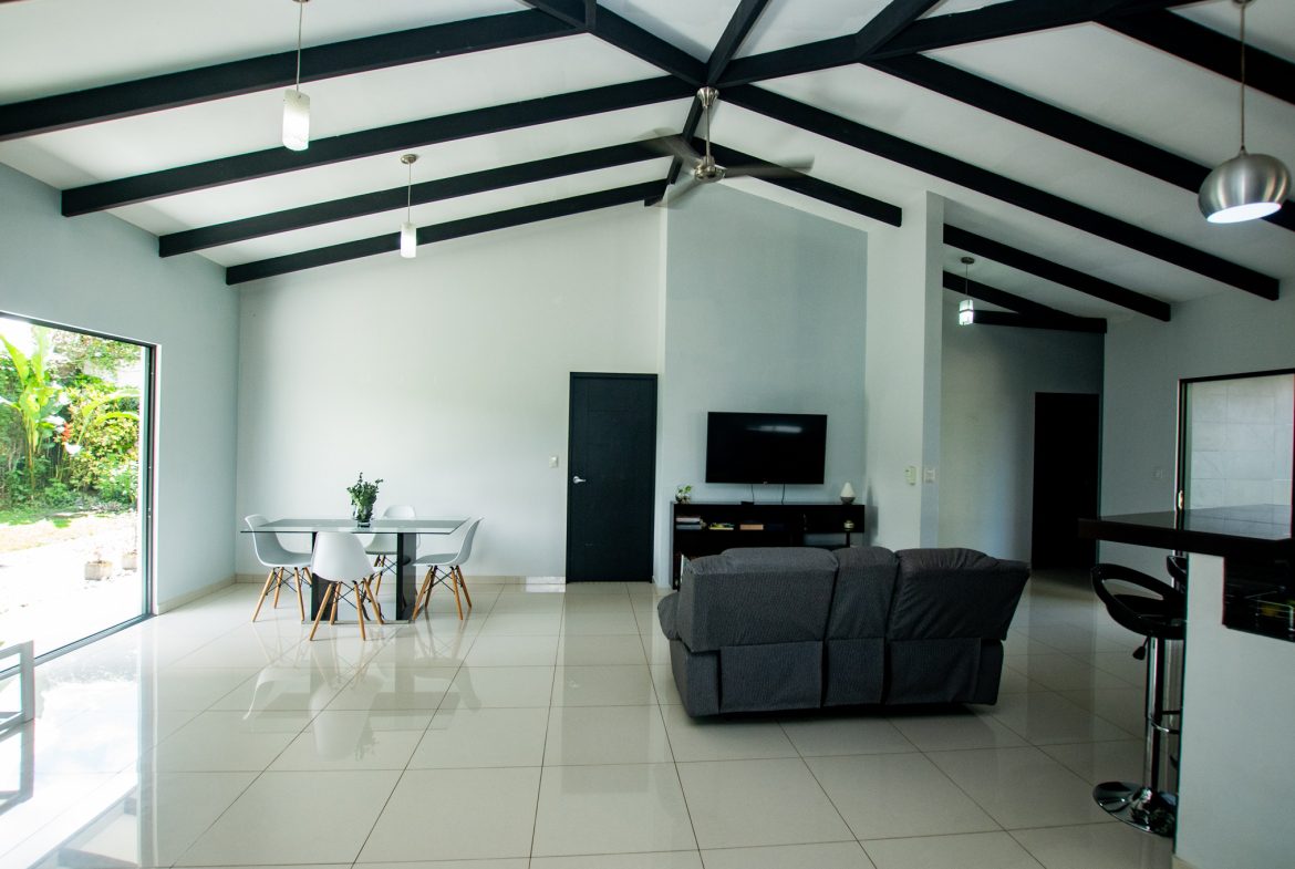 PRIME LOCATION 3 BEDROOM HOME WITH LOVELY SMALL BACKYARD & MOUNTAIN VIEW – 0.12 ACRES, Uvita, Costa Rica — photo 7