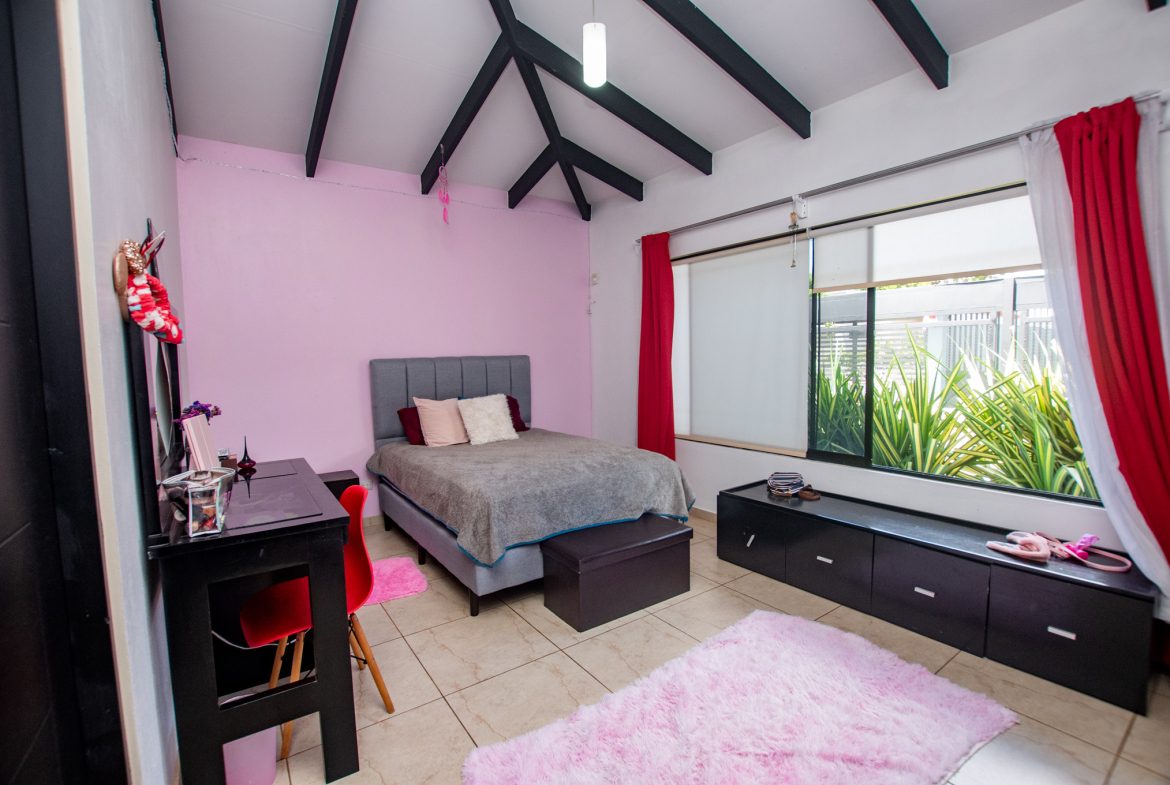 PRIME LOCATION 3 BEDROOM HOME WITH LOVELY SMALL BACKYARD & MOUNTAIN VIEW – 0.12 ACRES