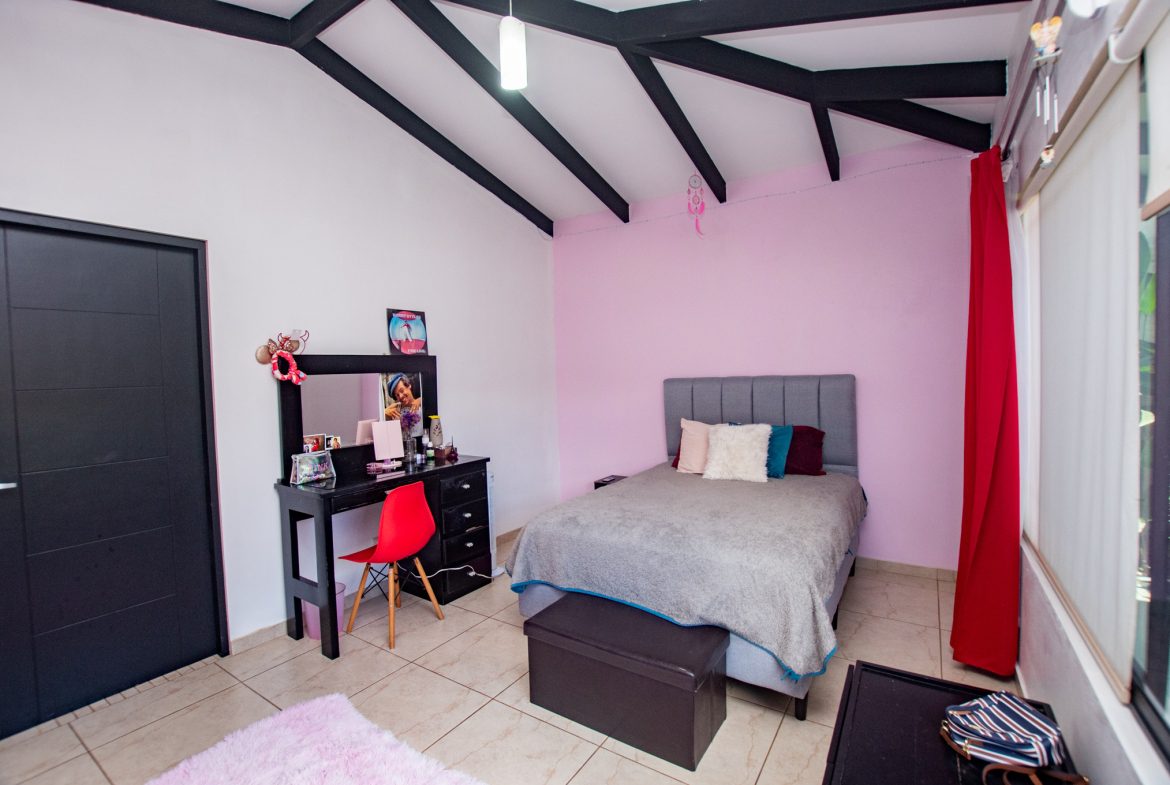 PRIME LOCATION 3 BEDROOM HOME WITH LOVELY SMALL BACKYARD & MOUNTAIN VIEW – 0.12 ACRES