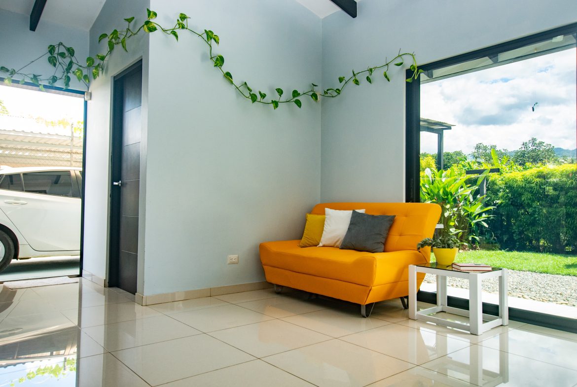 PRIME LOCATION 3 BEDROOM HOME WITH LOVELY SMALL BACKYARD & MOUNTAIN VIEW – 0.12 ACRES, Uvita, Costa Rica — photo 8