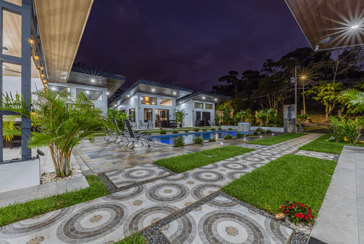 3 RENTAL CASITAS AND A 2 BEDROOM HOME MINUTES TO UVITA – 0.35 ACRES