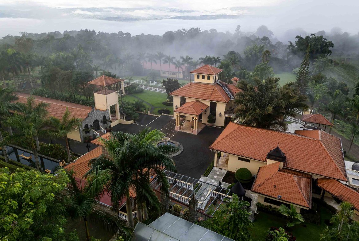 PREMIER LUXURY ESTATE RANCHO VILLA VERDE A FAMILY COMPOUND / BOUTIQUE HOTEL STYLE – 107.95 ACRES
