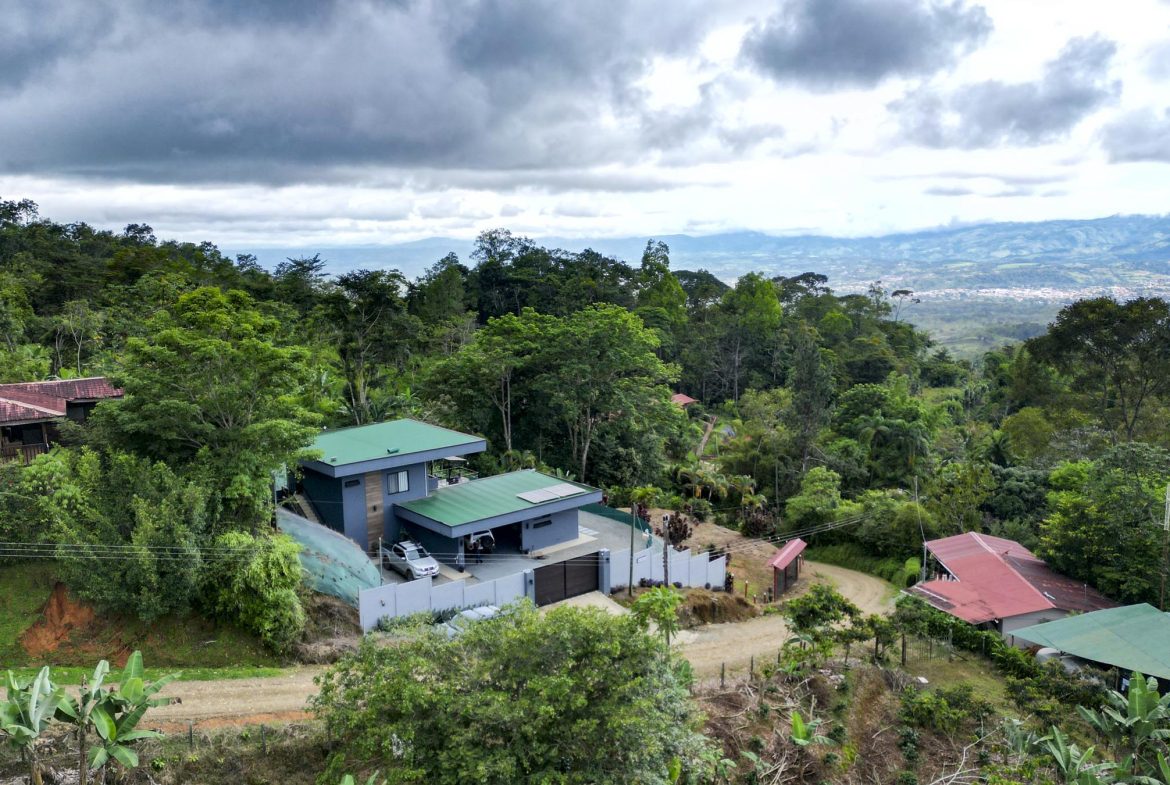 ELEGANT MODERN HOME WITH MOUNTAIN VIEWS, PRIVATE POOL AND GUEST APARMENT – 0.28 ACRES