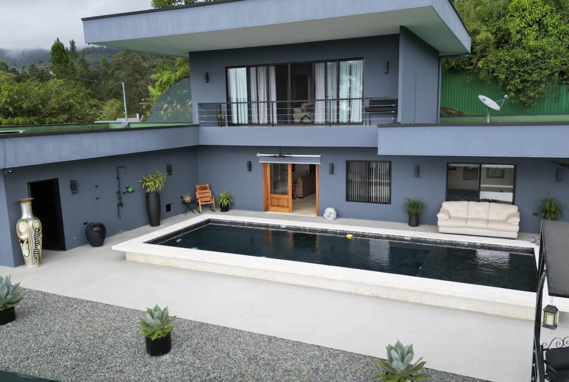 ELEGANT MODERN HOME WITH MOUNTAIN VIEWS, PRIVATE POOL AND GUEST APARMENT – 0.28 ACRES