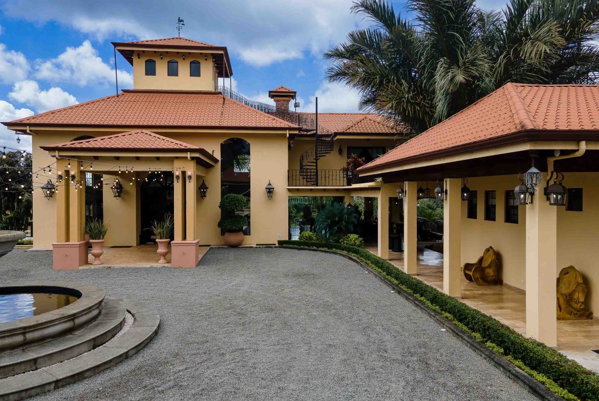 PREMIER LUXURY ESTATE RANCHO VILLA VERDE A FAMILY COMPOUND / BOUTIQUE HOTEL STYLE – 107.95 ACRES