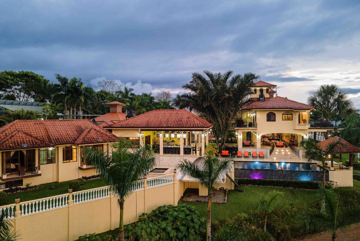 PREMIER LUXURY ESTATE RANCHO VILLA VERDE A FAMILY COMPOUND / BOUTIQUE HOTEL STYLE – 107.95 ACRES