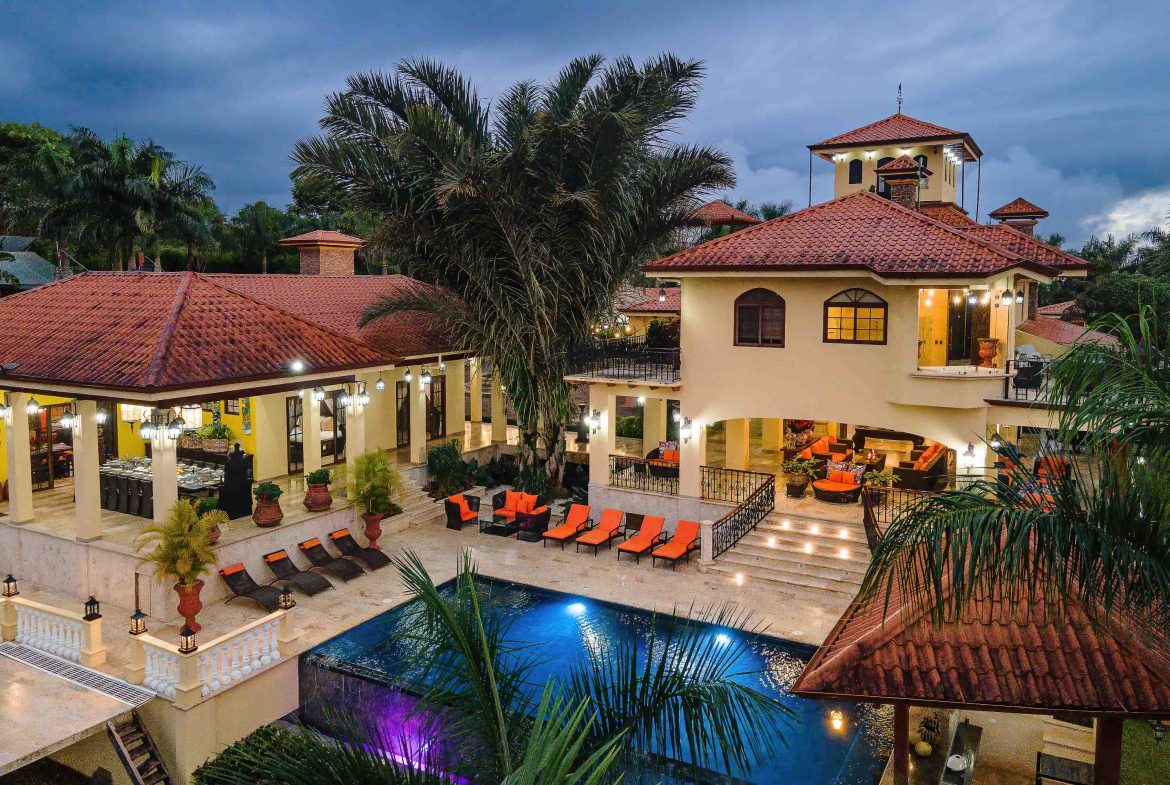 PREMIER LUXURY ESTATE RANCHO VILLA VERDE A FAMILY COMPOUND / BOUTIQUE HOTEL STYLE – 107.95 ACRES