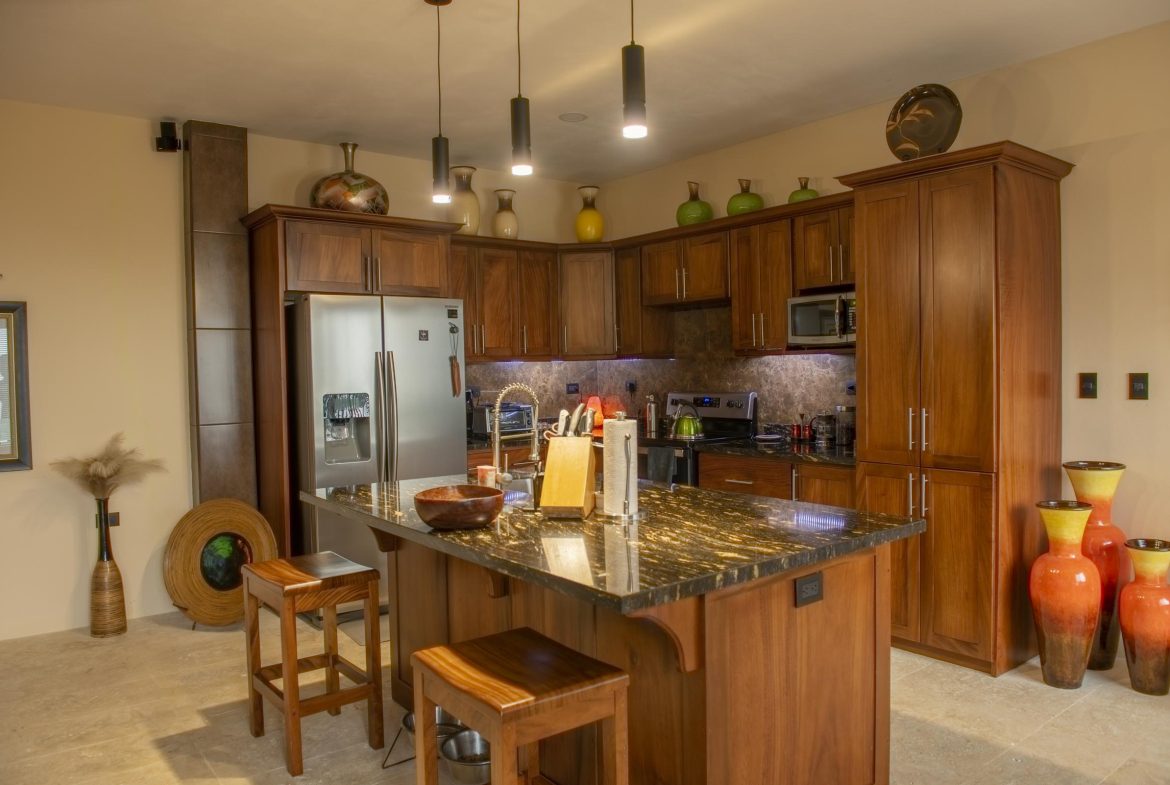 ELEGANT MODERN HOME WITH MOUNTAIN VIEWS, PRIVATE POOL AND GUEST APARMENT – 0.28 ACRES