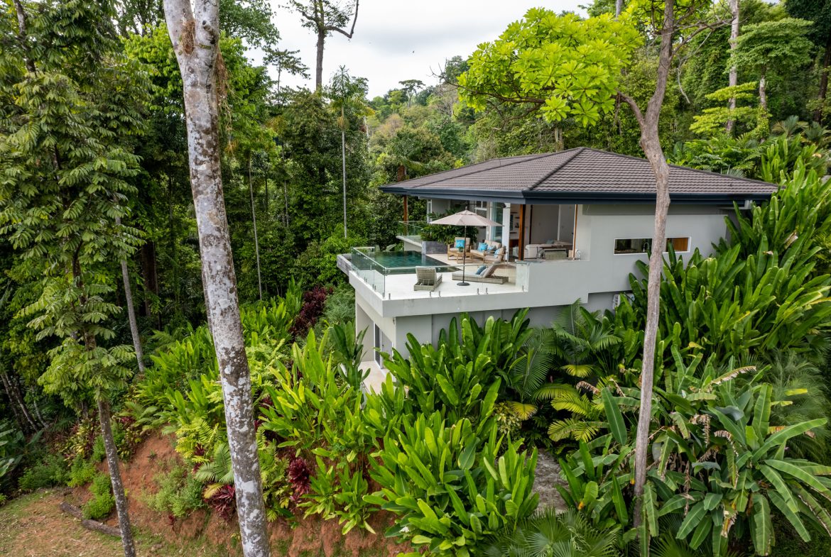 MODERN TROPICAL 4 BEDROOM IN GATED COMMUNITY NEAR DOMINICAL