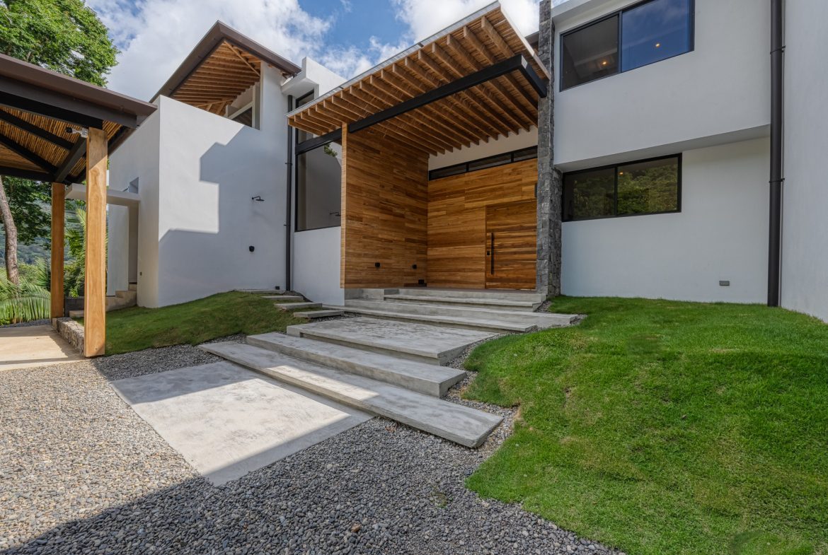 LUXURY 5 BEDROOM HOME WITH AMAZING OCEAN VIEWS – 3.34 ACRES