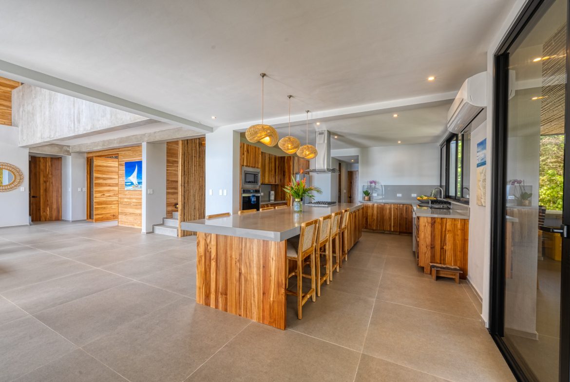 LUXURY 5 BEDROOM HOME WITH AMAZING OCEAN VIEWS – 3.34 ACRES