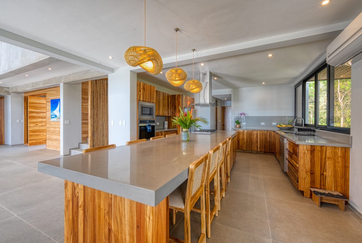 LUXURY 5 BEDROOM HOME WITH AMAZING OCEAN VIEWS – 3.34 ACRES