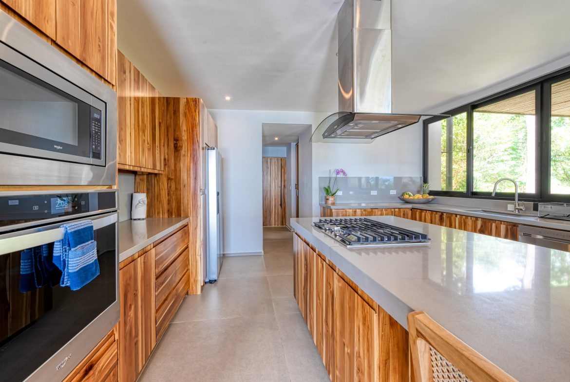 LUXURY 5 BEDROOM HOME WITH AMAZING OCEAN VIEWS – 3.34 ACRES