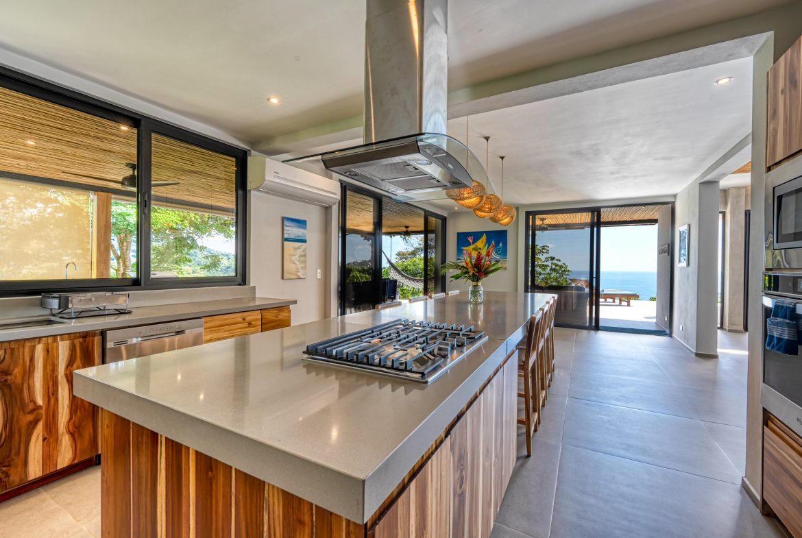 LUXURY 5 BEDROOM HOME WITH AMAZING OCEAN VIEWS – 3.34 ACRES