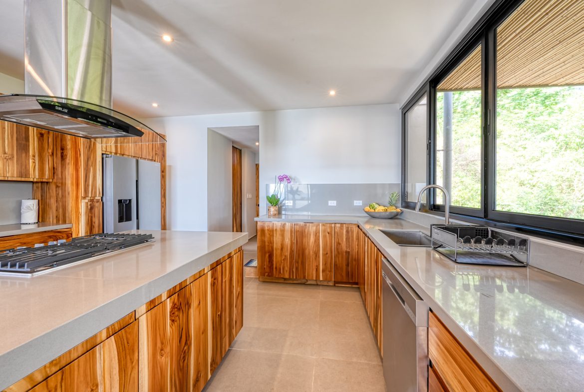 LUXURY 5 BEDROOM HOME WITH AMAZING OCEAN VIEWS – 3.34 ACRES