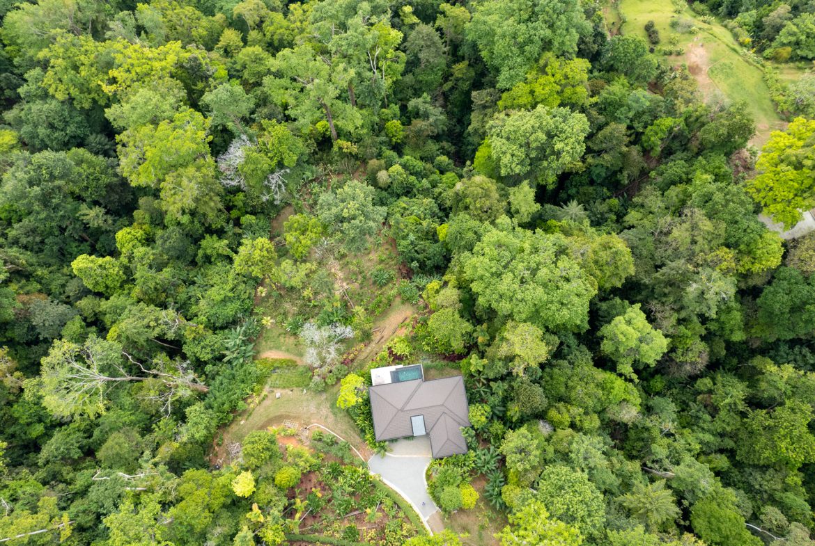 MODERN TROPICAL 4 BEDROOM IN GATED COMMUNITY NEAR DOMINICAL