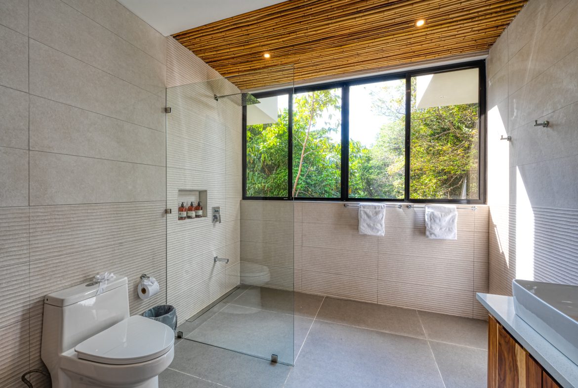 LUXURY 5 BEDROOM HOME WITH AMAZING OCEAN VIEWS – 3.34 ACRES