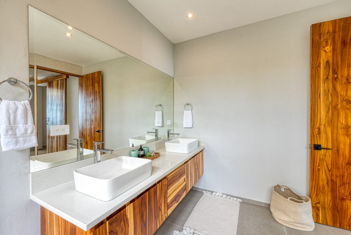 LUXURY 5 BEDROOM HOME WITH AMAZING OCEAN VIEWS – 3.34 ACRES