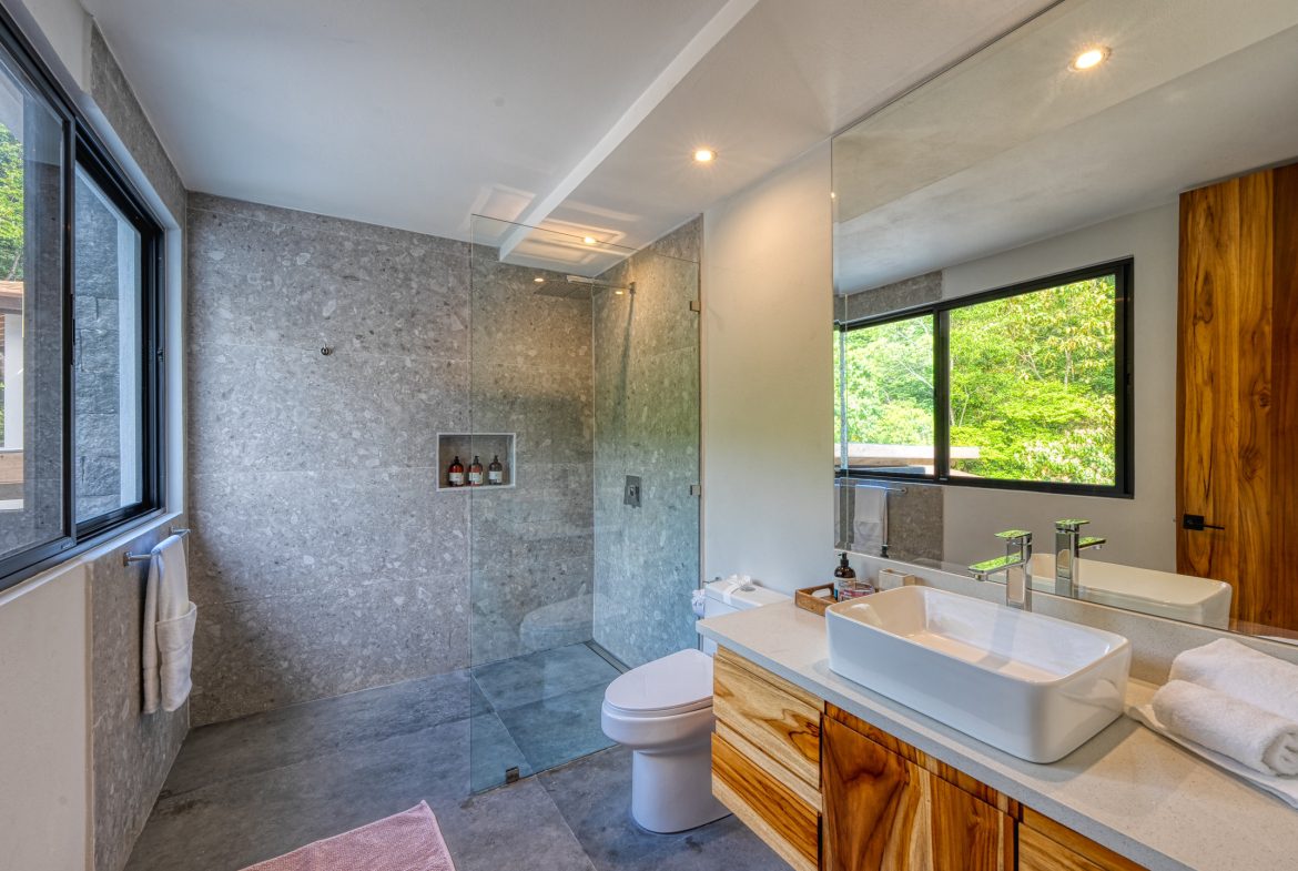 LUXURY 5 BEDROOM HOME WITH AMAZING OCEAN VIEWS – 3.34 ACRES