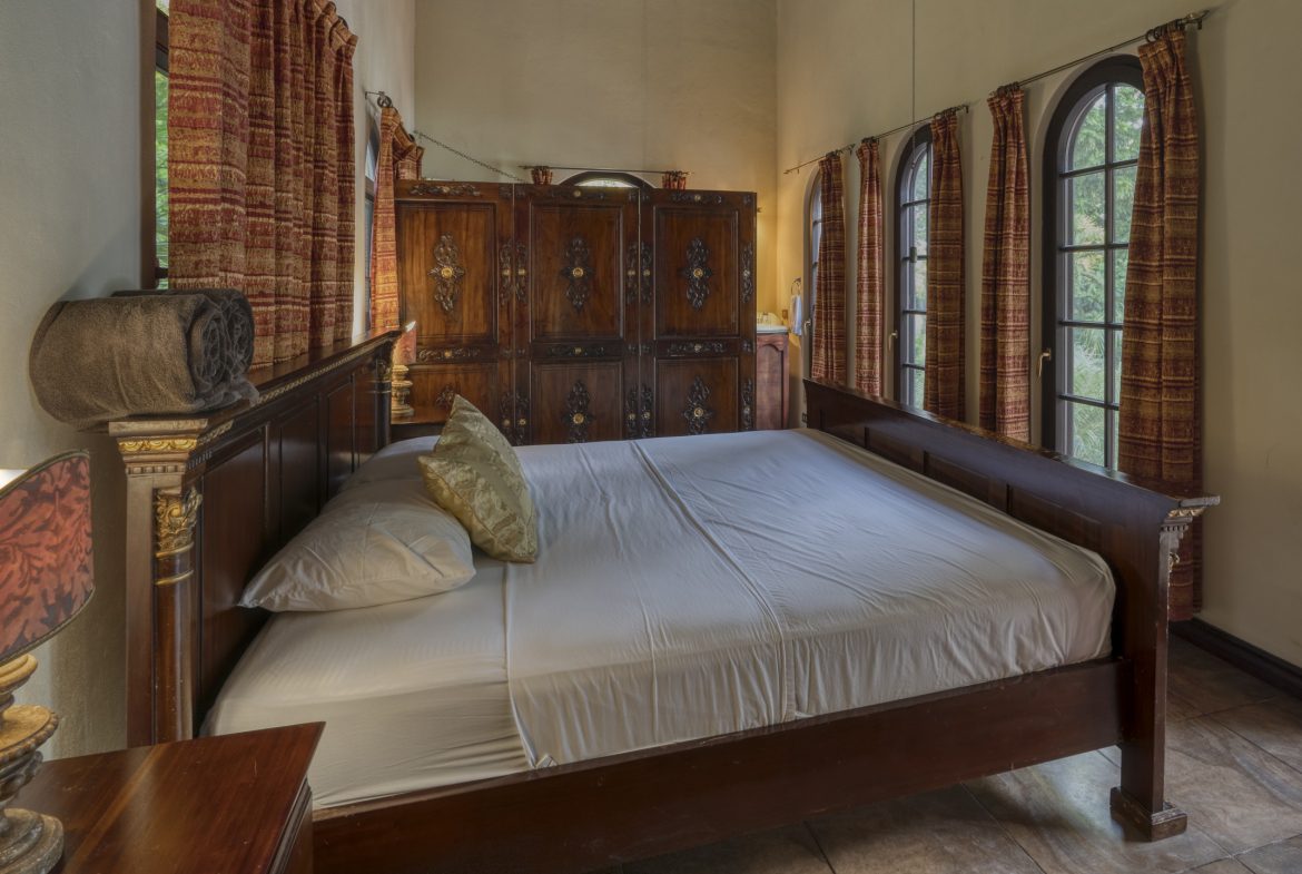 4 BEDROOM EUROPEAN STYLE HOME WITH STUNNING OCEAN VIEWS – 6.27 ACRES