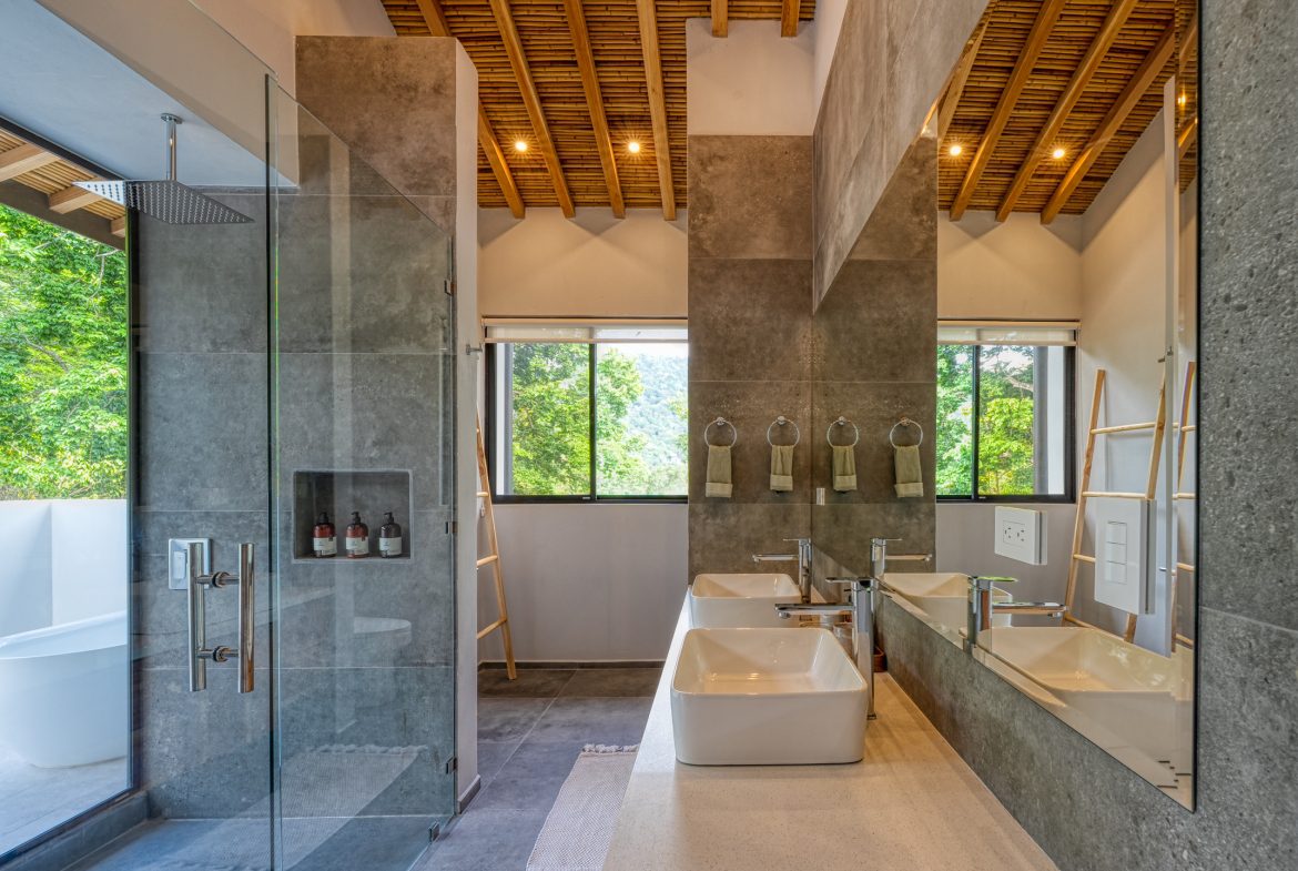 LUXURY 5 BEDROOM HOME WITH AMAZING OCEAN VIEWS – 3.34 ACRES