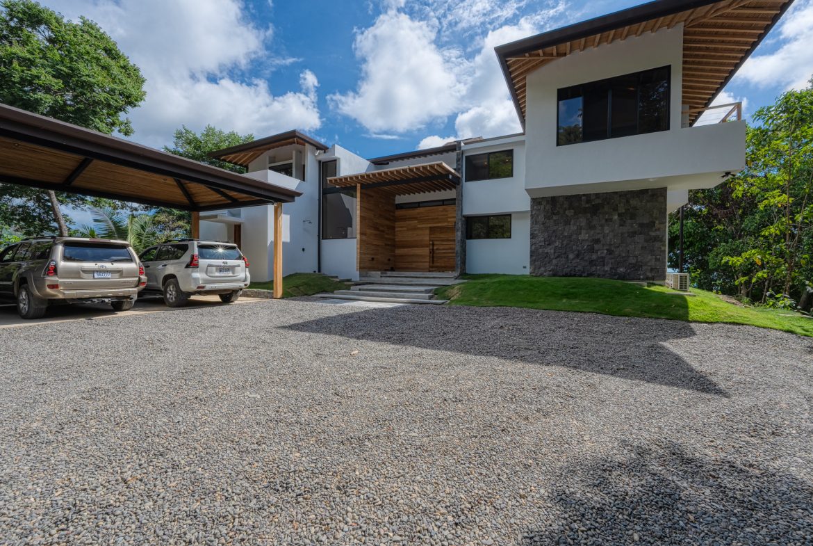 LUXURY 5 BEDROOM HOME WITH AMAZING OCEAN VIEWS – 3.34 ACRES