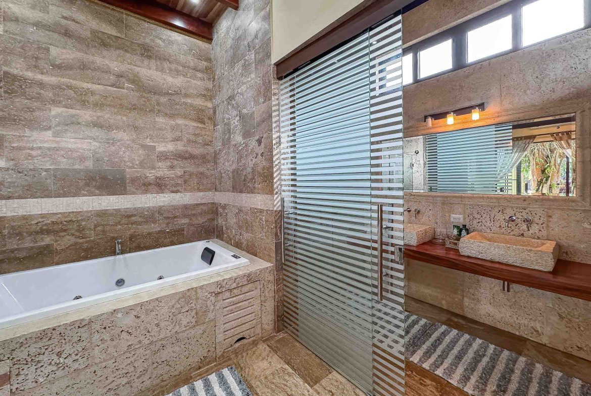 PREMIER LUXURY ESTATE RANCHO VILLA VERDE A FAMILY COMPOUND / BOUTIQUE HOTEL STYLE – 107.95 ACRES
