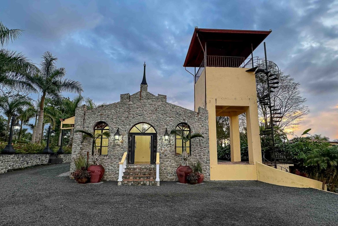PREMIER LUXURY ESTATE RANCHO VILLA VERDE A FAMILY COMPOUND / BOUTIQUE HOTEL STYLE – 107.95 ACRES