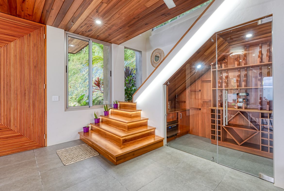 LUXURIOUS TROPICAL STYLE 4 BEDROOM CASA SULIT – 2 ACRES