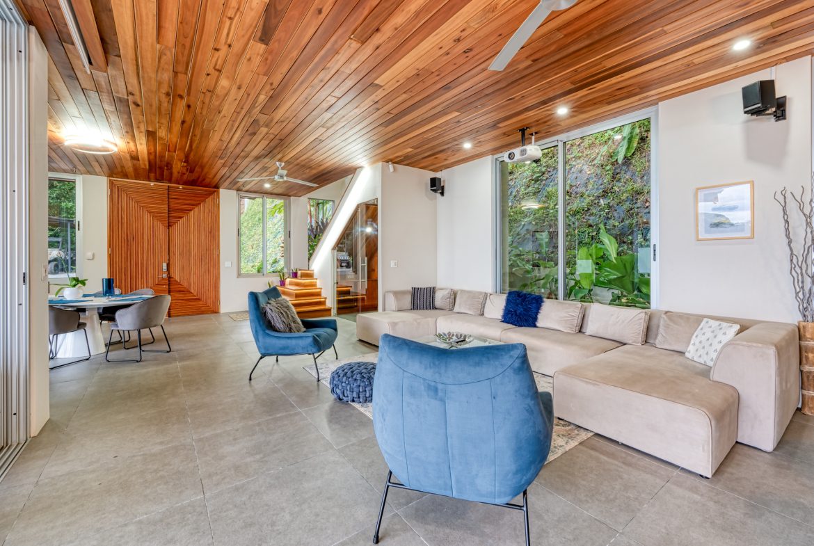 LUXURIOUS TROPICAL STYLE 4 BEDROOM CASA SULIT – 2 ACRES