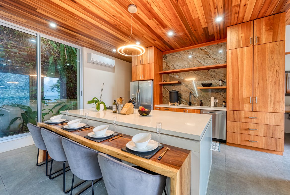 LUXURIOUS TROPICAL STYLE 4 BEDROOM CASA SULIT – 2 ACRES