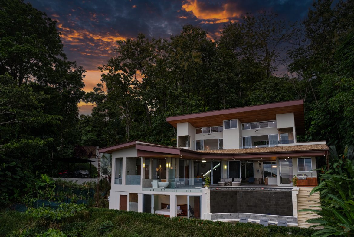 LUXURIOUS TROPICAL STYLE 4 BEDROOM CASA SULIT – 2 ACRES