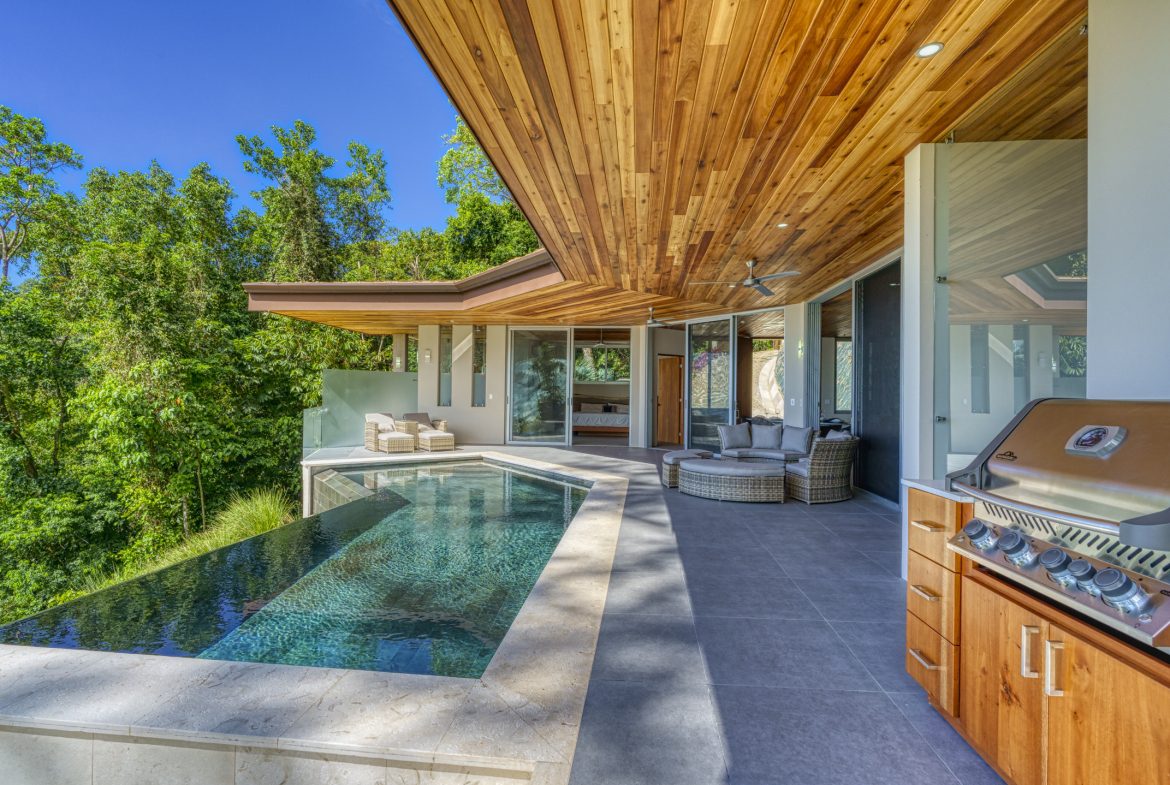 LUXURIOUS TROPICAL STYLE 4 BEDROOM CASA SULIT – 2 ACRES