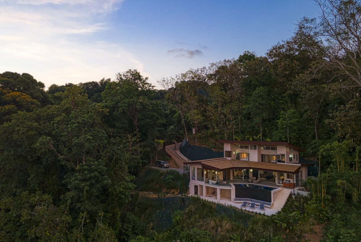 LUXURIOUS TROPICAL STYLE 4 BEDROOM CASA SULIT – 2 ACRES