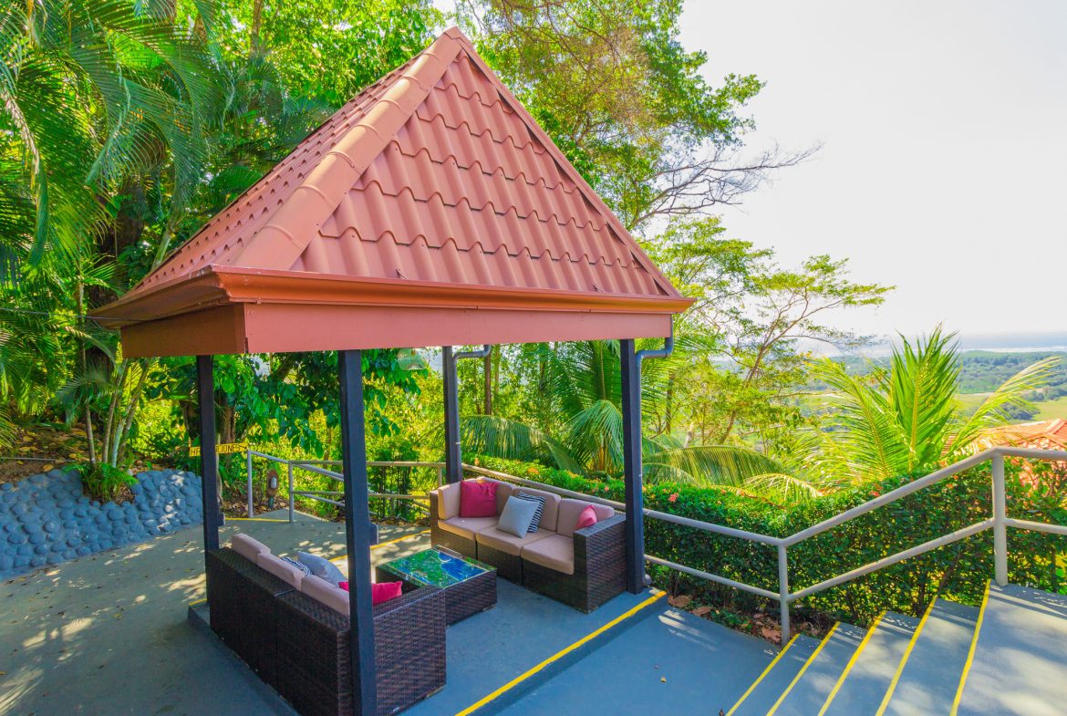 FAMOUS HOTEL WITH STUNNING OCEAN VIEWS OVERLOOKING THE WHALE’S TAIL IN UVITA – 2.7 Acres