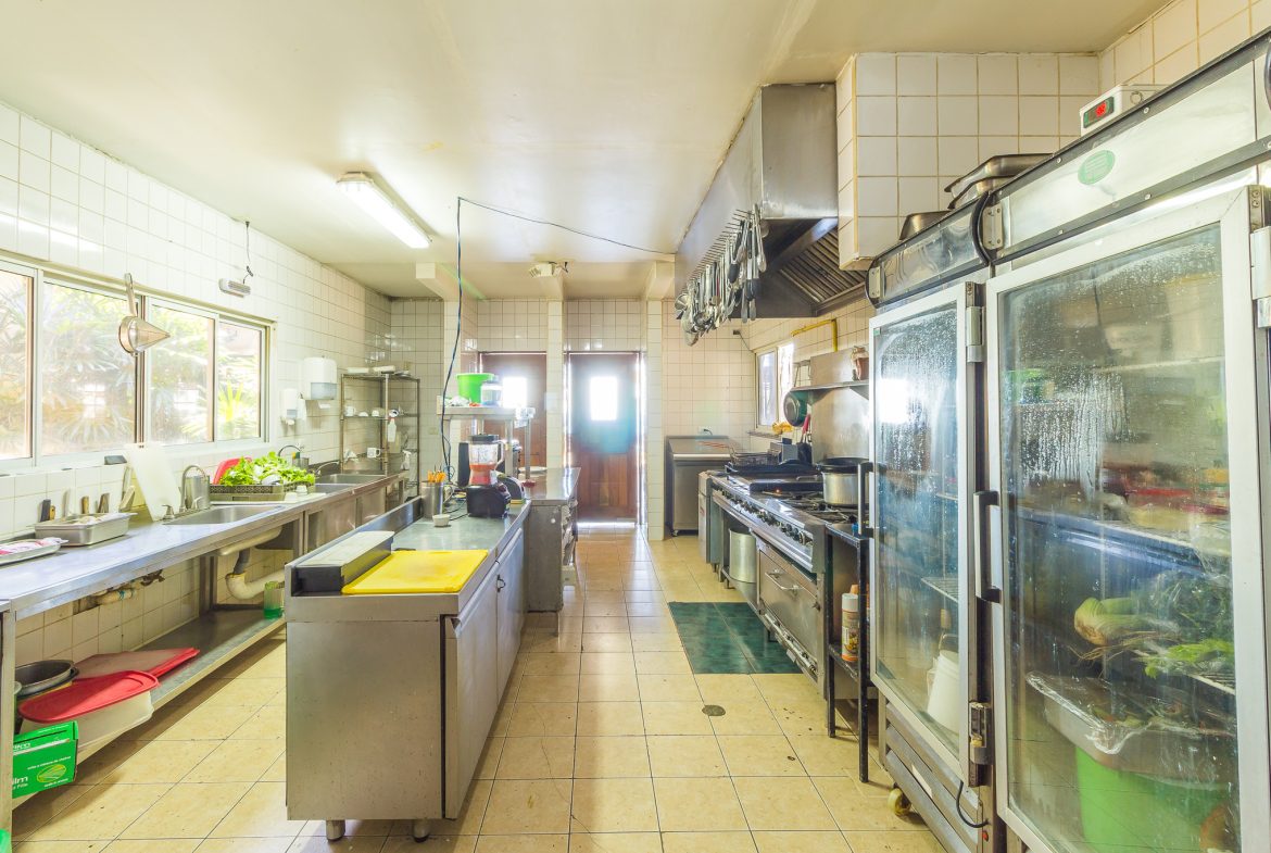FAMOUS HOTEL WITH STUNNING OCEAN VIEWS OVERLOOKING THE WHALE’S TAIL IN UVITA – 2.7 Acres