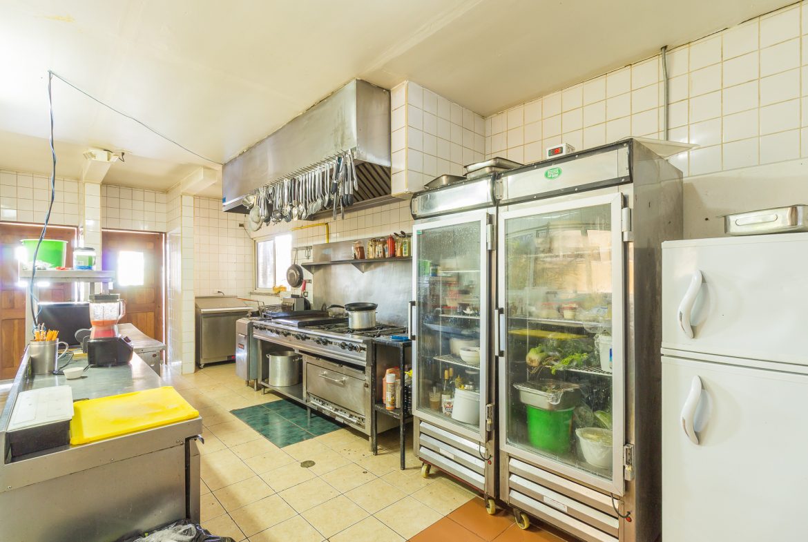 FAMOUS HOTEL WITH STUNNING OCEAN VIEWS OVERLOOKING THE WHALE’S TAIL IN UVITA – 2.7 Acres