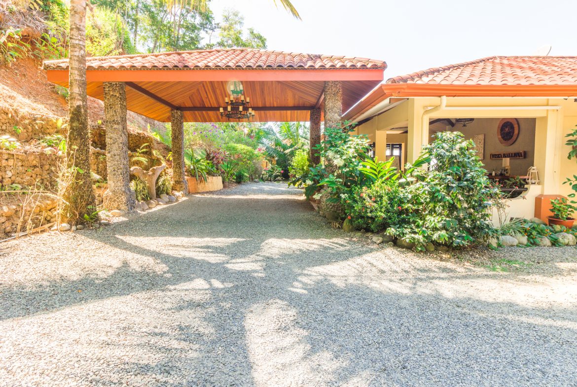 FAMOUS HOTEL WITH STUNNING OCEAN VIEWS OVERLOOKING THE WHALE’S TAIL IN UVITA – 2.7 Acres