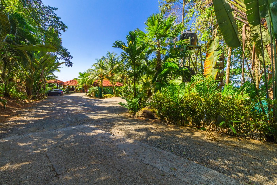 FAMOUS HOTEL WITH STUNNING OCEAN VIEWS OVERLOOKING THE WHALE’S TAIL IN UVITA – 2.7 Acres